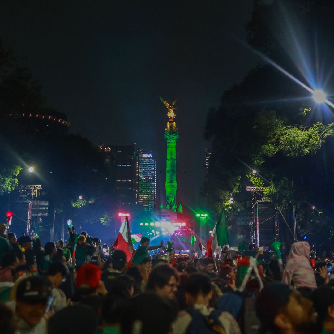 Miles en el Ángel de la Independencia
